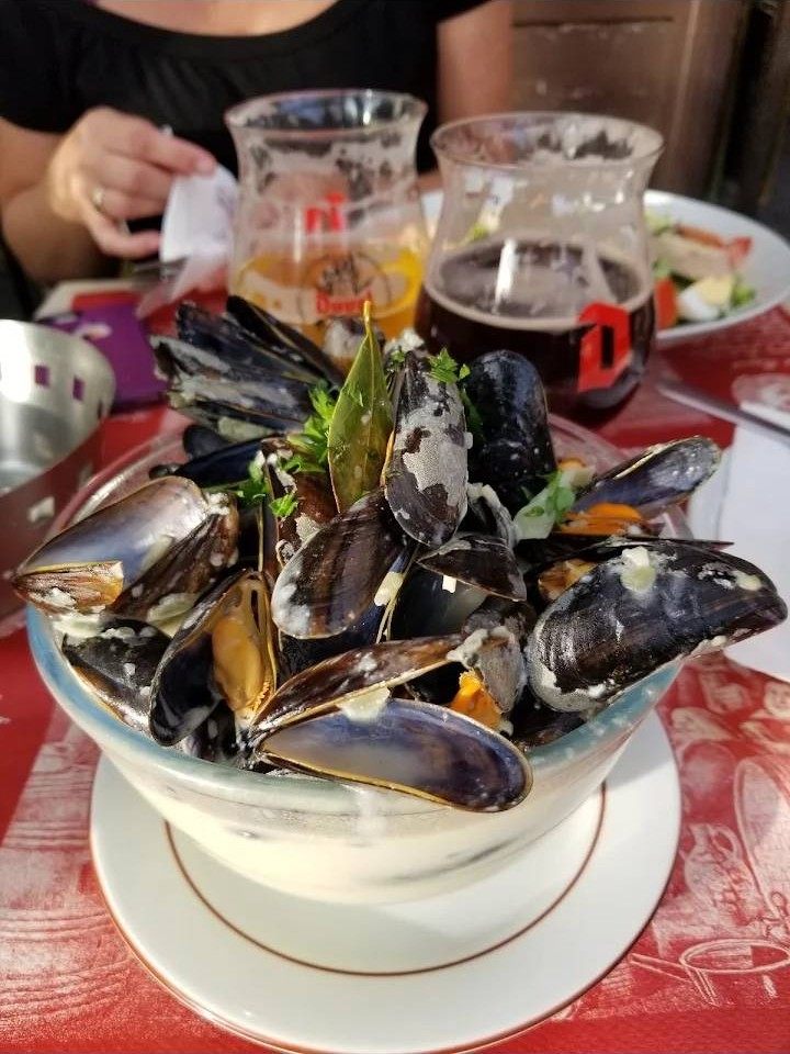Moules servies en cocotte, avec bière