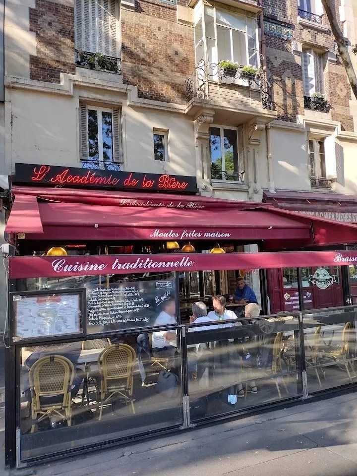La façade et la terrasse de l'Académie de la Bière