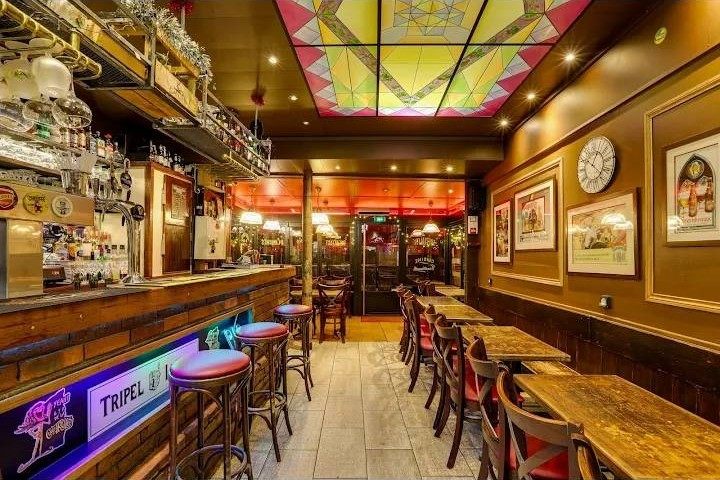La salle et le comptoir de l'Académie de la Bière, sous la verrière