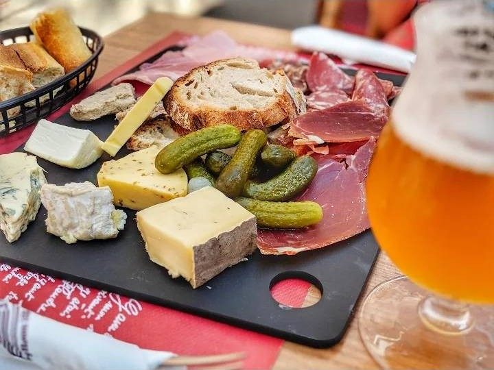 Planche mixte de fromages et charcuteries, avec bière
