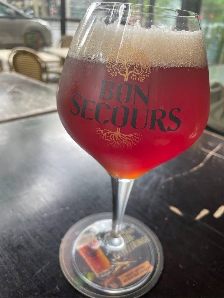 Une bière fruitée servie au verre en terrasse