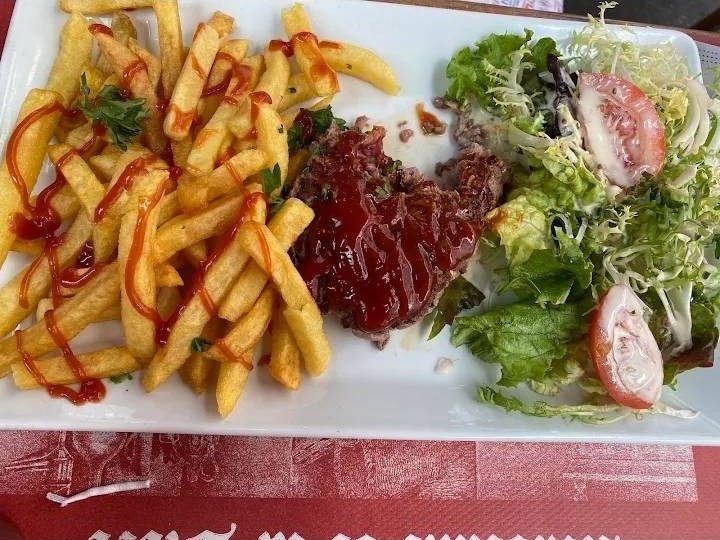 Entrecôte servie avec frites maison et salade