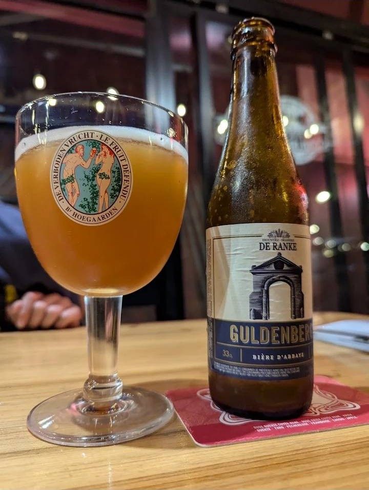 Une bière d'abbaye servie au verre